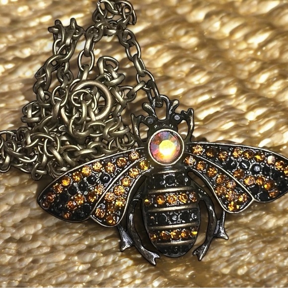 Bee pendant necklace 20” chain 2” wingspan Gorgeous - Picture 11 of 17